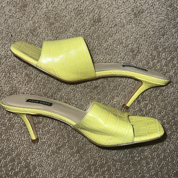 Nine West size 7 textured snake print lime green/yellow heeled sandals - Picture 3 of 4